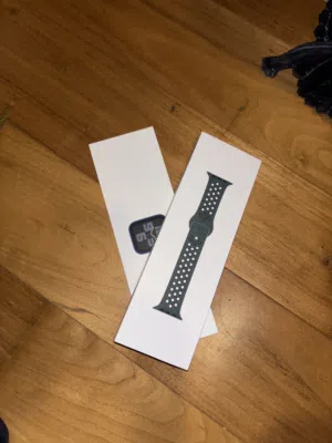 Apple Watch SE 2nd gen GPS 44mm midnight comes with box and charger