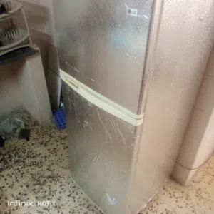 ثلاجه LG لون ابيض عليها لصق سلفر