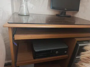 طاولة مكتب بوجهه سيكوريت للبيع