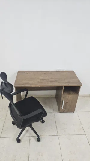 للبيع طاولة مكتبية مع كرسي سبب البيع التنقل