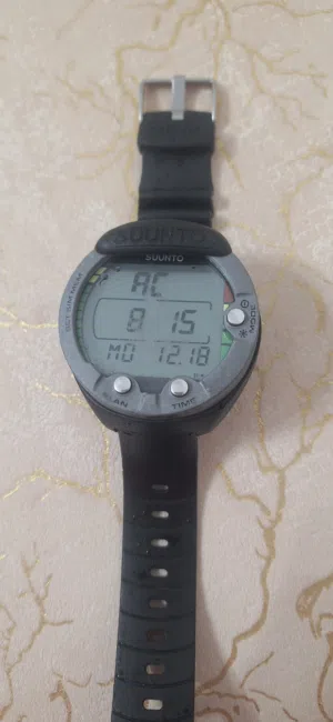 هذا المنتج هو كمبيوتر غوص (Dive Computer) احترافي من ماركة Suunto الفنلندية الرائدة في هذا المجال (ك