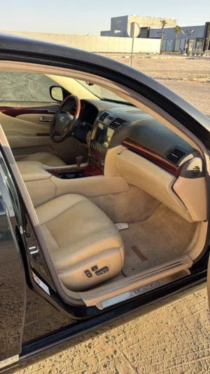 Used Lexus LS in Al Jahra