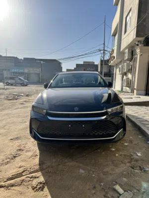 تيوته كراون مديل 2025 فول موصفات  سياره لون اسود وداخل ابيض وهي هايبرد