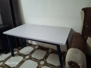 طاوله نصف حديد و نصف خشب قوي