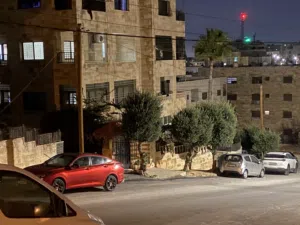 شقه للبيع بضاحية الياسمين طابق اول 150 متر منطقه هاديه وحلوه وراقية بداعي السفر