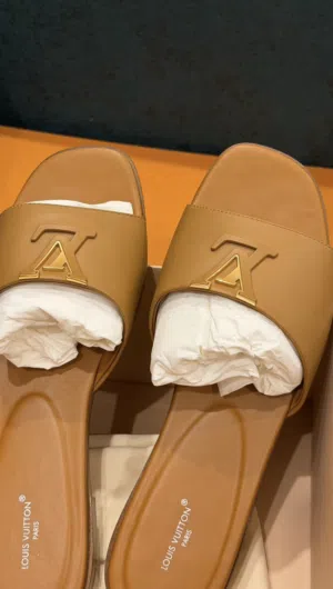 نعال lv اصليه لون البني بحاله ممتازه فقط فيها خذوش من تحت وين مكان المشي تقريبا استعملت مرتين بس من