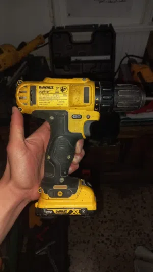 دريل  مع كامل معداته في حالة ممتازة  DeWalt