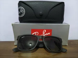 نظارة شمس Ray-Ban Justin RB4165 854/7Z أصلية 100% بحالة كسر زيرو، استخدام خفيف جدًا وحالتها ممتازة.