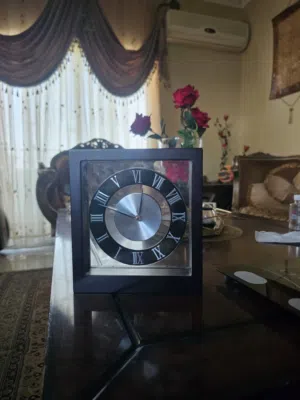 ساعه بأرقام يونانيه