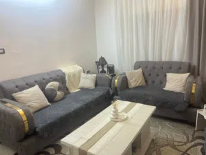 طقم كنب مودرن 7 مقاعد نظيف ومرتب قابل للتفاوض بعد المعاينة