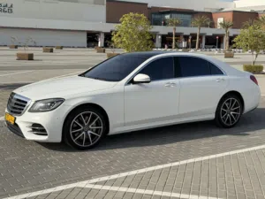 مرسيدس S560 موديل 2018 لون ابيض مات فول مواصفات 4 فصوص  مسجل في وكالة عمان