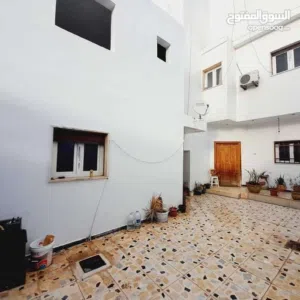 منزل بمنطقة الفرناج دورين مفصولات وملحق بناء 2010  مساحة الارض 200 والمسقوف كل دور