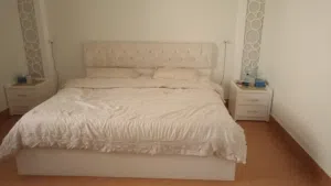 لدي اثاث منزلي جميل سرير مع جميع ملحقاتها وتسريحه كبيره مع طاولة طعام ل8 كراسي من هوم سنتر كبت أحذية