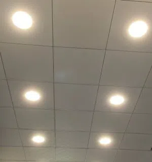 سقف ثانوي  مع مصابيح  مستعمل