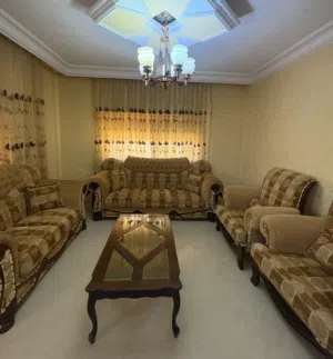 للبيع طقم كنب فخم بحالة ممتازة جدا
