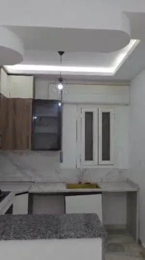 يوجد عقار سكني شقة كبيرة ما شاءالله سكنية للإيجار في مدينة طرابلس منطقة صلاح الدين السدرة في حي النخ