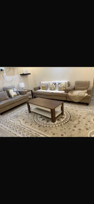 للبيع كنب وطاولتين وطاولة التلفزيون مع الفرشه بدون التليفزيون و الاباجوره