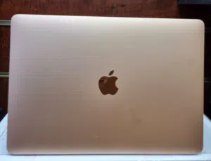 للبيع ماك بوك اير 2020 موديل 256SSD 8GB RAM 13.3 RETINA DISPLAY bag laptop mouse