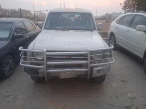 سيارة جيب ميستوبيشى باجيرو موديل 99 بحاله جيده