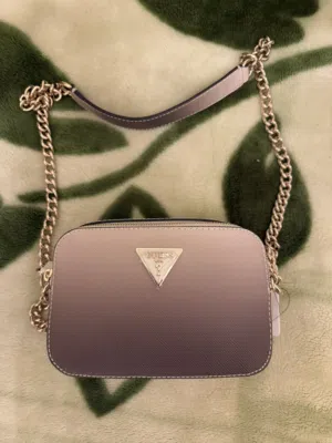 شنطة Guess جديدة لون بيج سكني اصلية 100٪