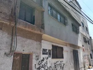 بيع منزل مكون من طابقين في مخيم عسكر القديم شارع العياده كل طابق مكون من 3 غرف وحمام وصالون