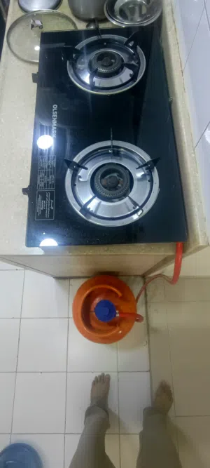 Gas stove with cylinder