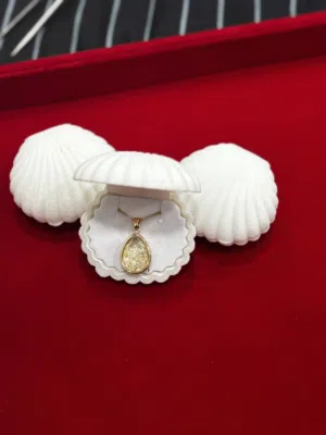 قلادة مطلية ذهب و داخلها لؤلؤ طبيعي