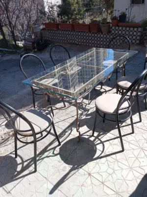 طاوله زجاج وحديد و 6 كراسي تنجيد جديد بحاله جيده جدا جدا