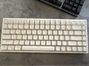 للبيع ثلاث كيبوردات جيمينج