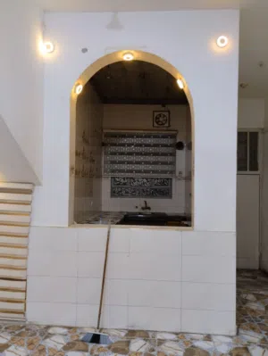 بيت للأيجار في منطقة مناوي لجم خلف مول الخوره  يتكون من غرفتين وصاله ومطبخ وصحيات طابق ارضي