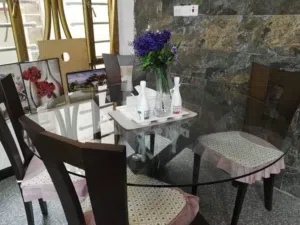 طاولة طعام دائرية
