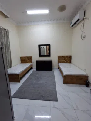 غرف للايجار بعجمان الروضه 3 عائلات وبنات  شامل كهرباء وماء قريب من كل الخدمات