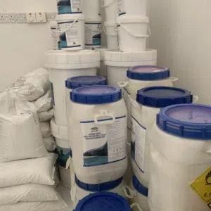 بيع وتوفير منظفات أحواض سباحة بالجملة ( كلور + صوديوم ) وأدوات الاحواض