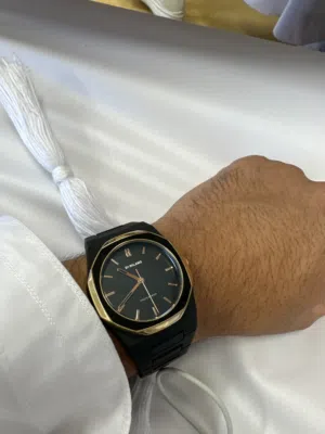 ساعة ميلانو اصلية لمت ادشين مش موجوده فالسوق مع شهادتها و البوكس الاصلي