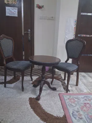 طاولة انتيك مع كرسيين + مساند