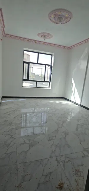 شقق جديده اول ساكنVIP على الشارع الرئيسي مقابل جامعة الايمان جوار الستين شارع الثلاثين اتجاه شملان