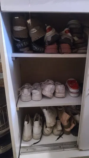 خزانة احذيه لون ابيض