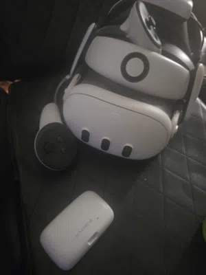 QUEST 3 + BOBOVR S3 PRO WITH 2 BATTERY PACKS (URGENT)