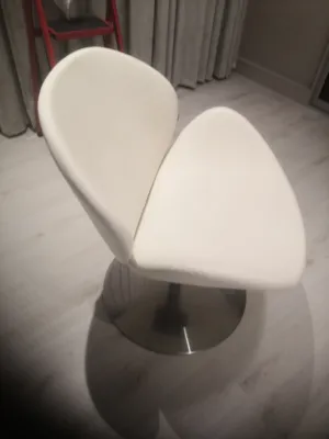 كرسي جلد دوار