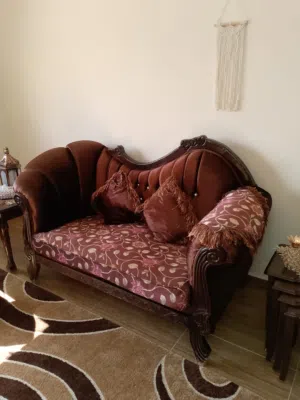 طقم كنب 7 مقاااعد مع بردااي وطاولة وسط