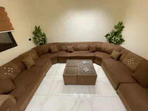 كنب 12 مقعد بحالة الوكاله للبيع بسعر مغري