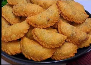 يتوفر لدينا لحم بعجين وميني بيتزا وبورك لحم وبورك دجاج وكيك بيت وكبة لحم وكبة دجاج