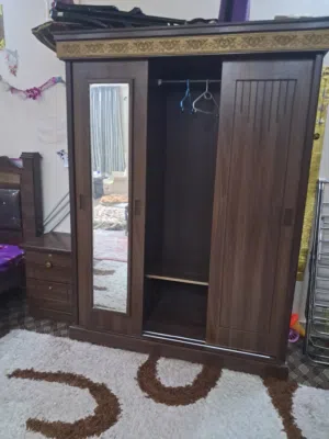 خزانة وشاشة وغسالة