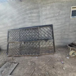باب حديد مربع فارغ بحالة جيدة