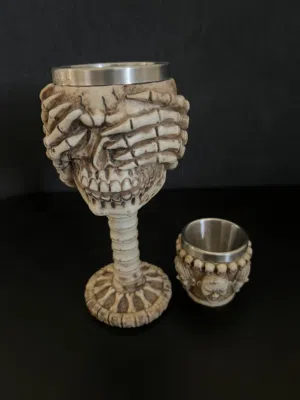 كأس وفنجان على شكل جمجمه