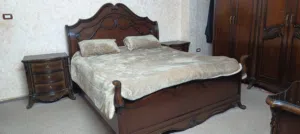 غرفة نوم خشب نضيف وثقيل للبيع معها ملحق غير واضح في الفيديو الموقع الزرقاء