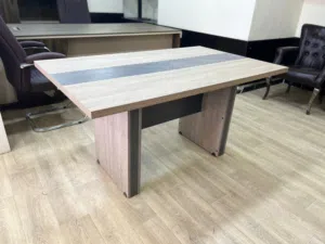 طاولة اجتماعات بتصميم عصري أنيق مناسبة لغرف الاجتماعات في الشركات والمكاتب سطح واسع ومتين يوفر مساحة