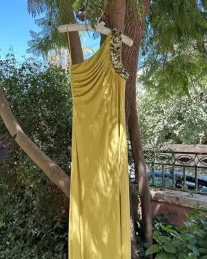 فستان سهرة طويل صيفي، لون أخضر ليموني، عليه أحجار وخرز، الفستان مستعمل لكن بحالة جيدة جداً