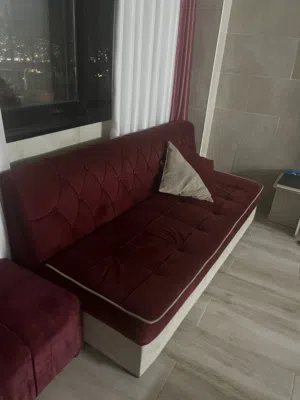 طقم كورنر حديث مستعمل مده 3 أعوام والحالة جيدة جدا  يتكون من 15 مقعد  (6 وحدات ) لونه خمري وبيج