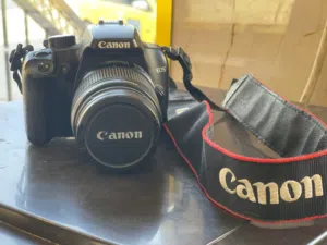 canon 1000d بحالة الوكاله للبيع او البدل